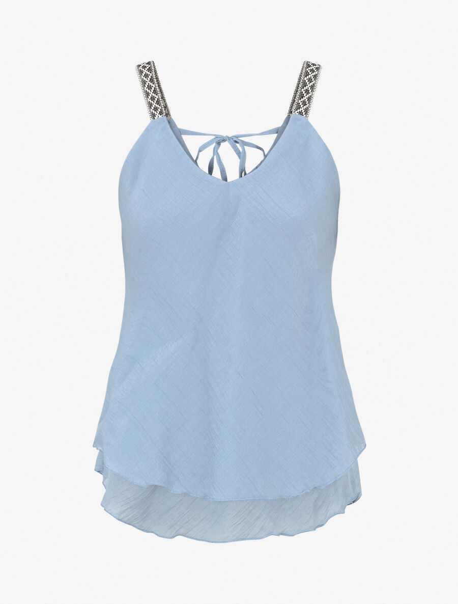 TOP CON TIRANTES Y TEXTURA, CON ESTAMPADO AZTECA - AZUL CIELO