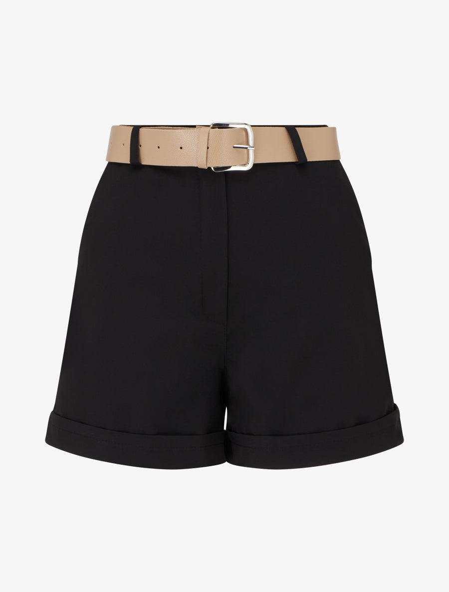 SHORTS LISOS CON DOBLADILLO Y CINTURÓN - NEGRO