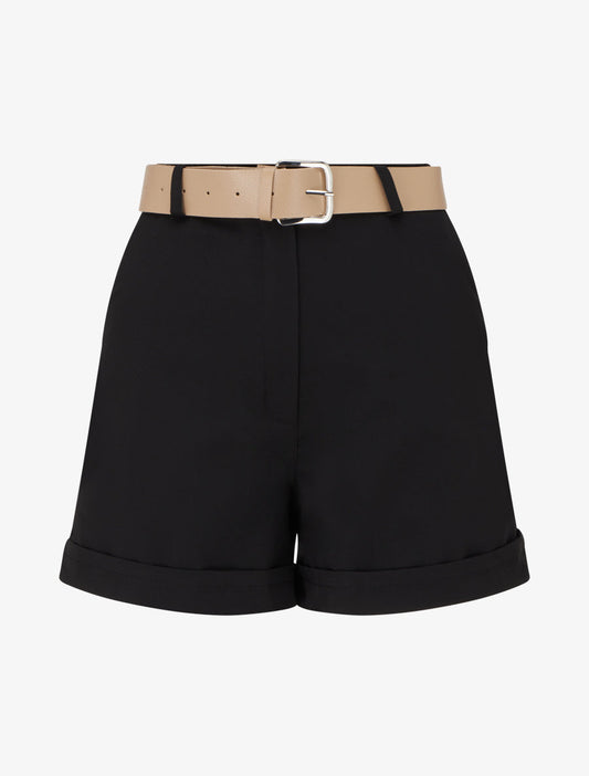 SHORTS LISOS CON DOBLADILLO Y CINTURÓN - NEGRO