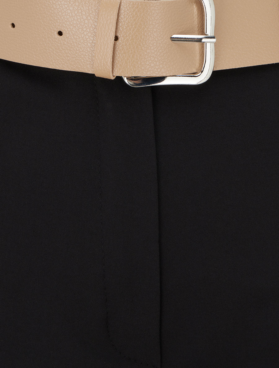 Shorts lisos con dobladillo y cinturón - Negro