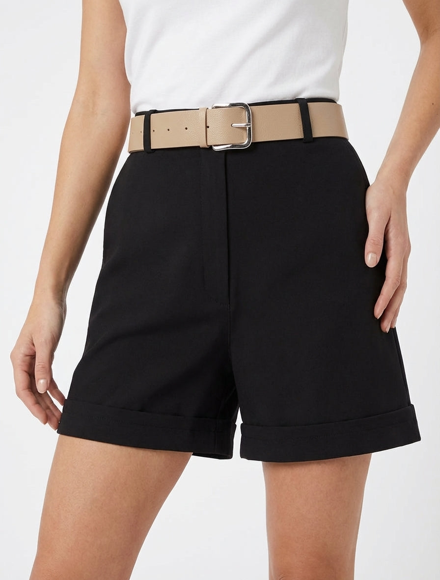 Shorts lisos con dobladillo y cinturón - Negro