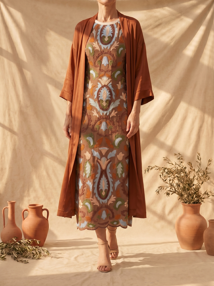 AURA | VESTIDO LARGO ESTAMPADO CON CHALECO A JUEGO