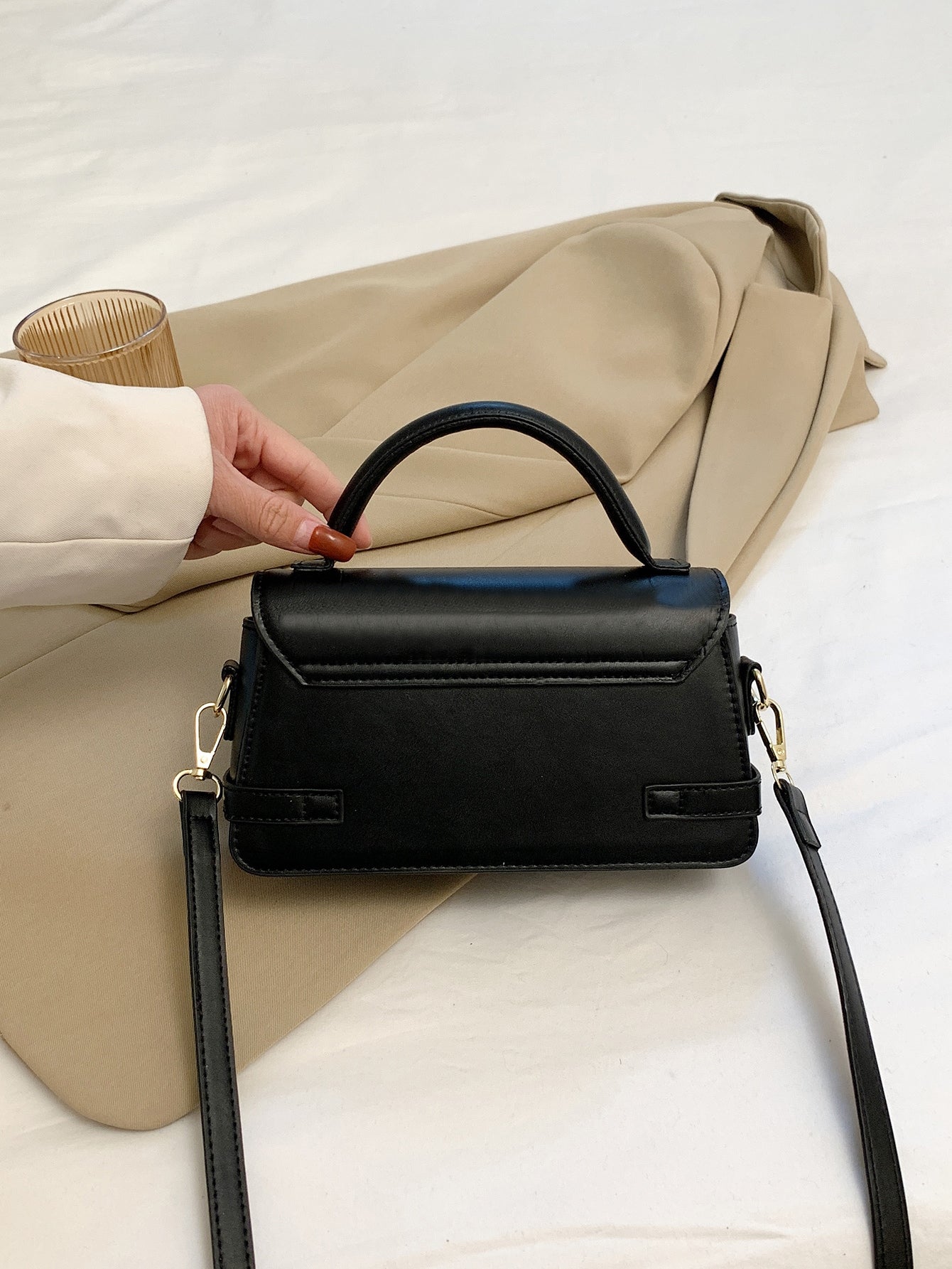 BOLSO CUADRADO CON SOLAPA DECORATIVA Y HEBILLA CON LETRAS EN RELIEVE