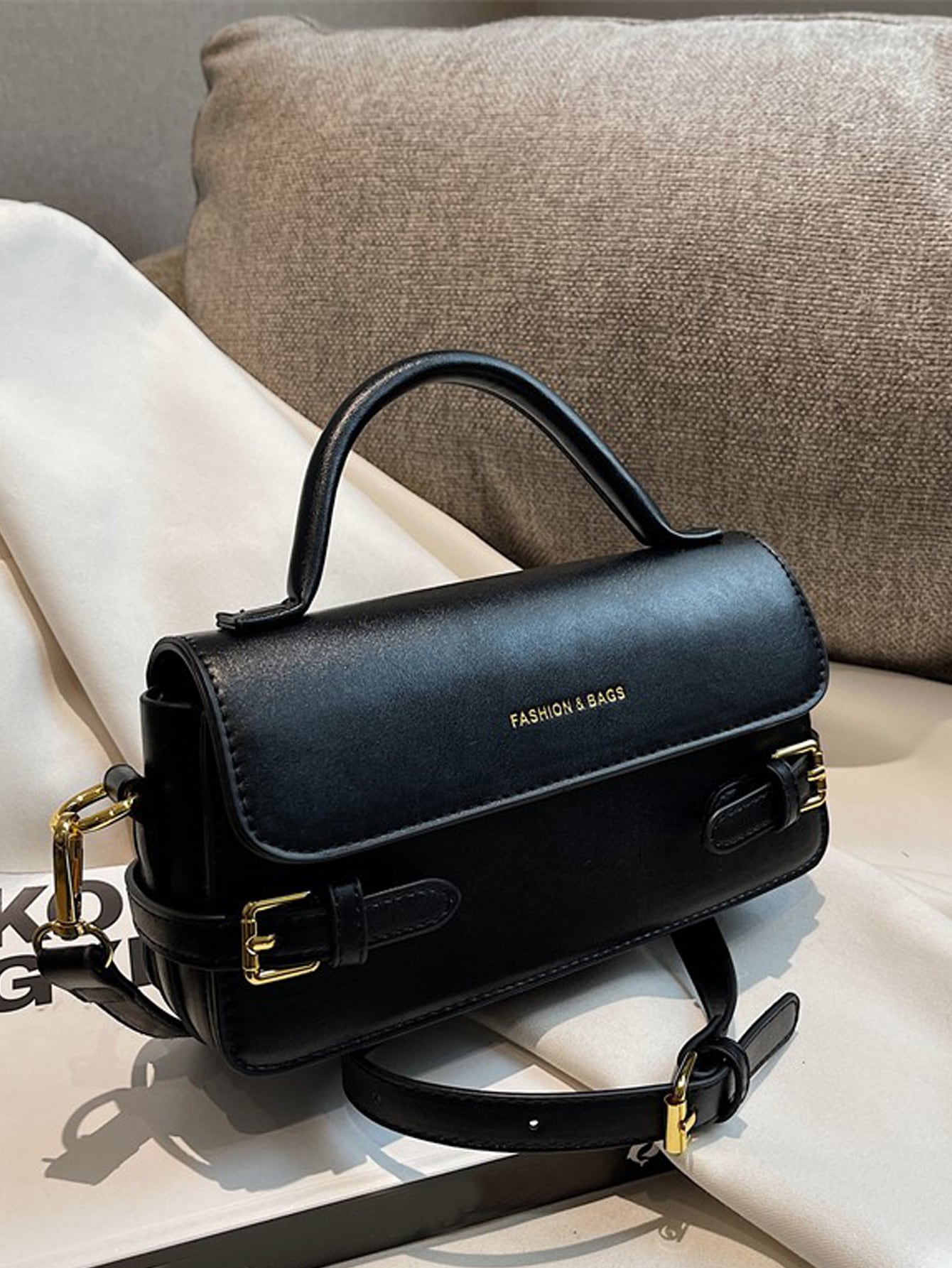 BOLSO CUADRADO CON SOLAPA DECORATIVA Y HEBILLA CON LETRAS EN RELIEVE