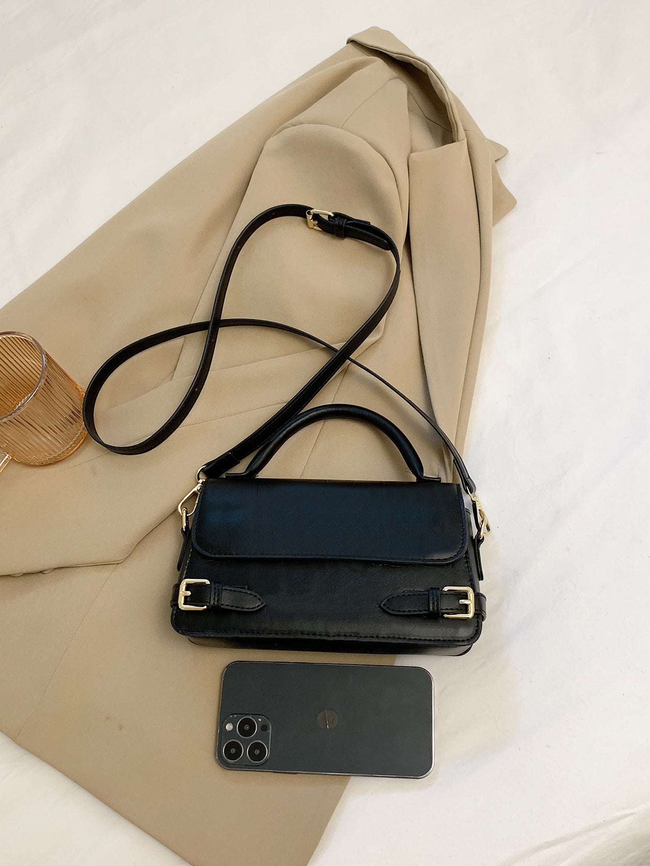 BOLSO CUADRADO CON SOLAPA DECORATIVA Y HEBILLA CON LETRAS EN RELIEVE