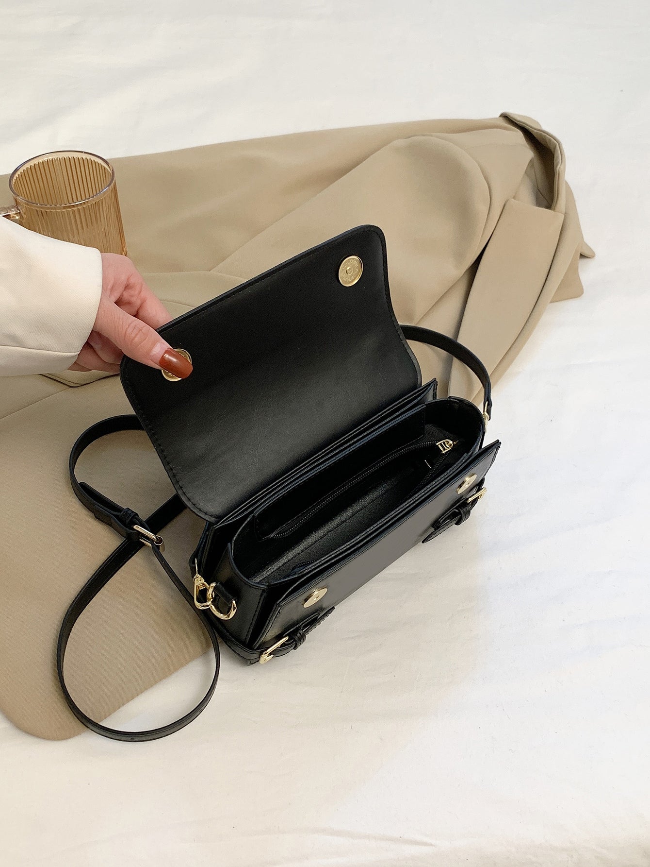 BOLSO CUADRADO CON SOLAPA DECORATIVA Y HEBILLA CON LETRAS EN RELIEVE