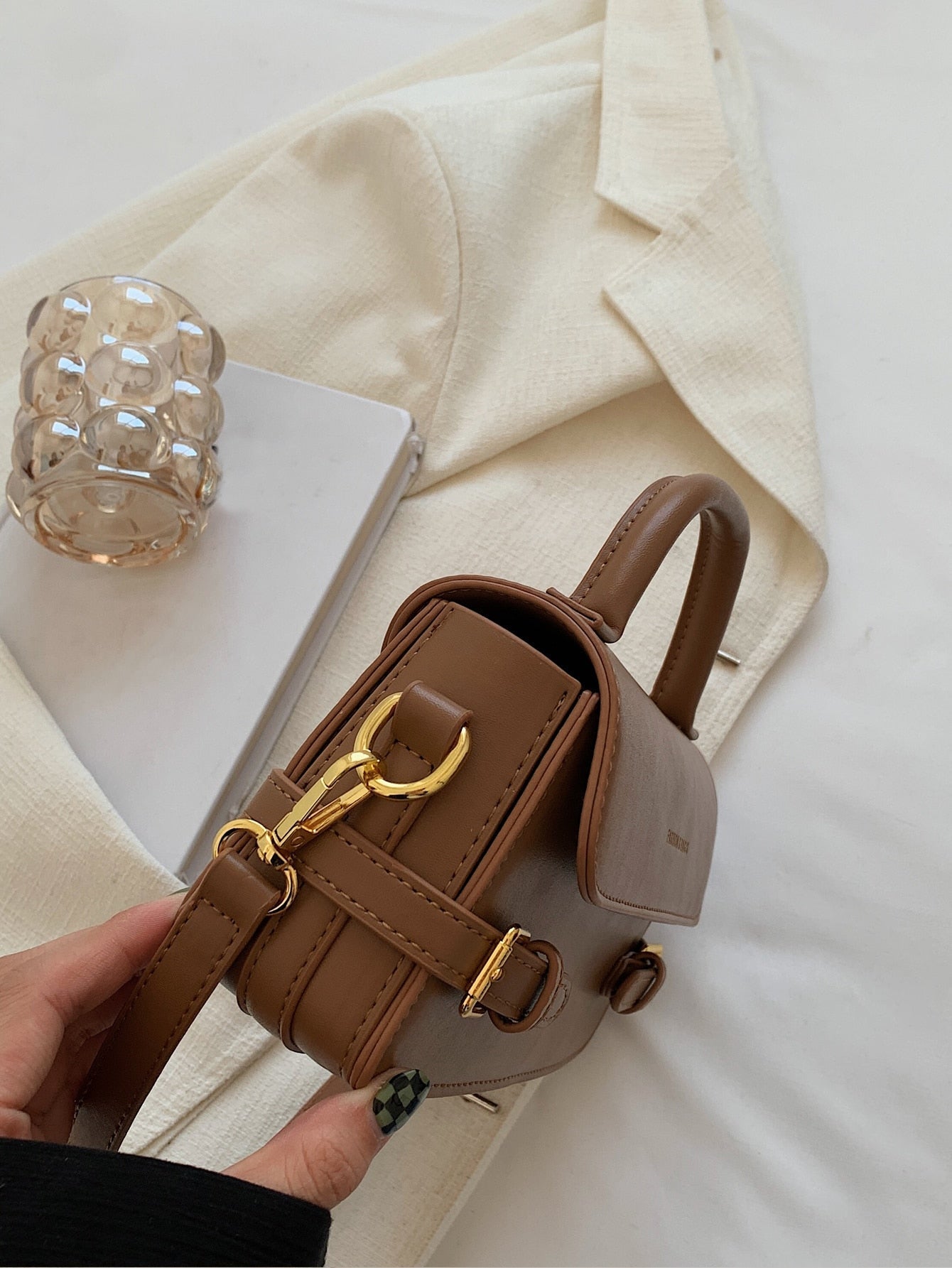 BOLSO CUADRADO CON SOLAPA DECORATIVA Y HEBILLA CON LETRAS EN RELIEVE