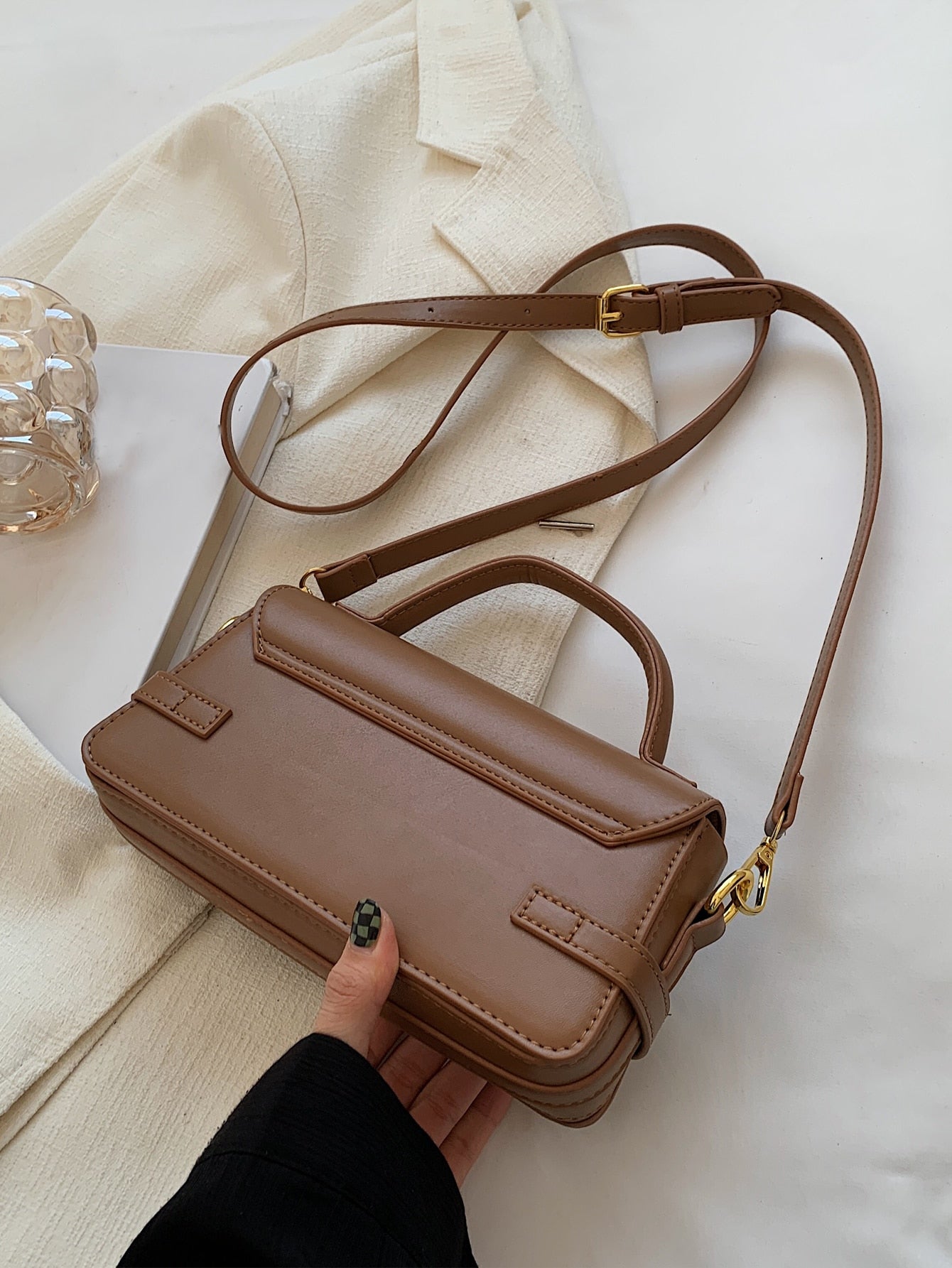 BOLSO CUADRADO CON SOLAPA DECORATIVA Y HEBILLA CON LETRAS EN RELIEVE